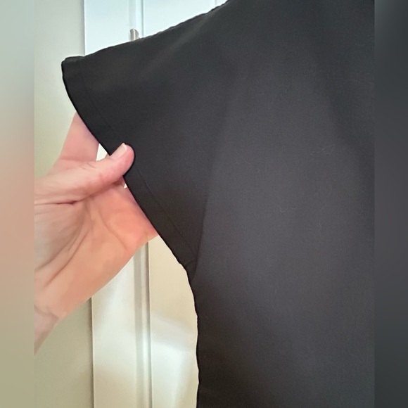 Jaanuu V-Neck Scrub Top with Cap Sleeves - Picture 4 of 8